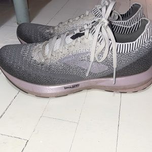 Brooks Levitate 2 size 9